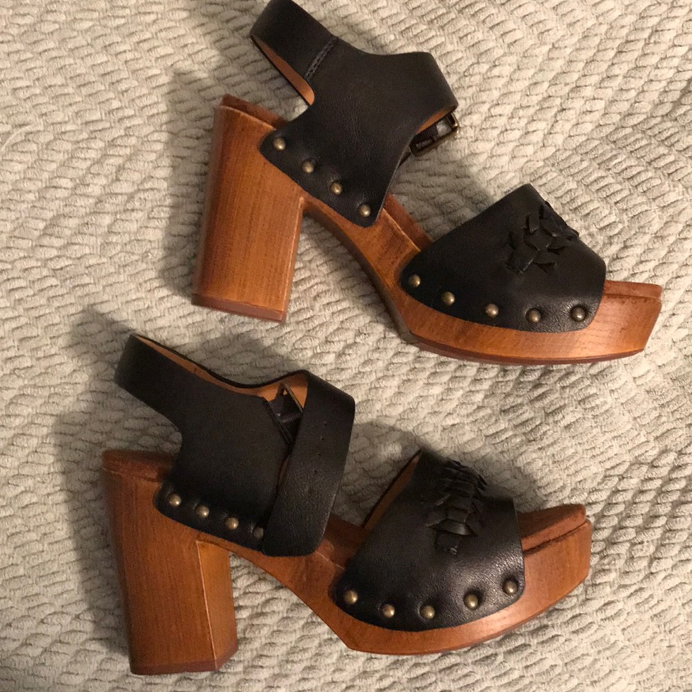 Black summer heel with wooden sole